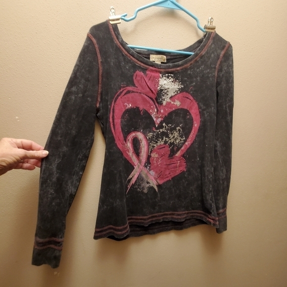 Women's size large cute and comfy dark Gray long sleeve top with heart - Picture 2 of 6